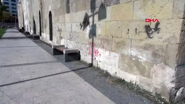 Sivas 800 yıllık tarihi medresenin duvarları yazı tahtasına döndü Sivas 800 yıllık tarihi medresenin duvarları yazı tahtasına döndü