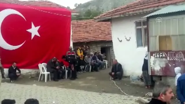 Tel Abyad'da şehit olan askerin ailesine acı haber verildi Tel Abyad'da şehit olan askerin ailesine acı haber verildi