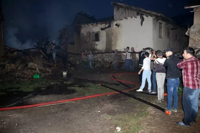 Tokat'ta 5 ev yangında hasar gördü Tokat'ta 5 ev yangında hasar gördü