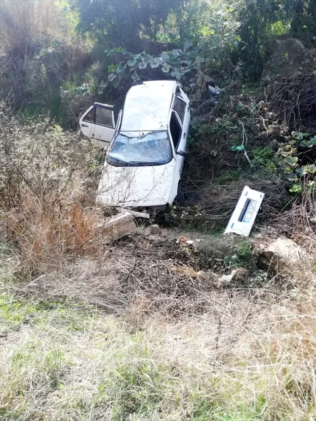 Turgutlu'da otomobil uçuruma yuvarlandı: 1 yaralı Turgutlu'da otomobil uçuruma yuvarlandı: 1 yaralı
