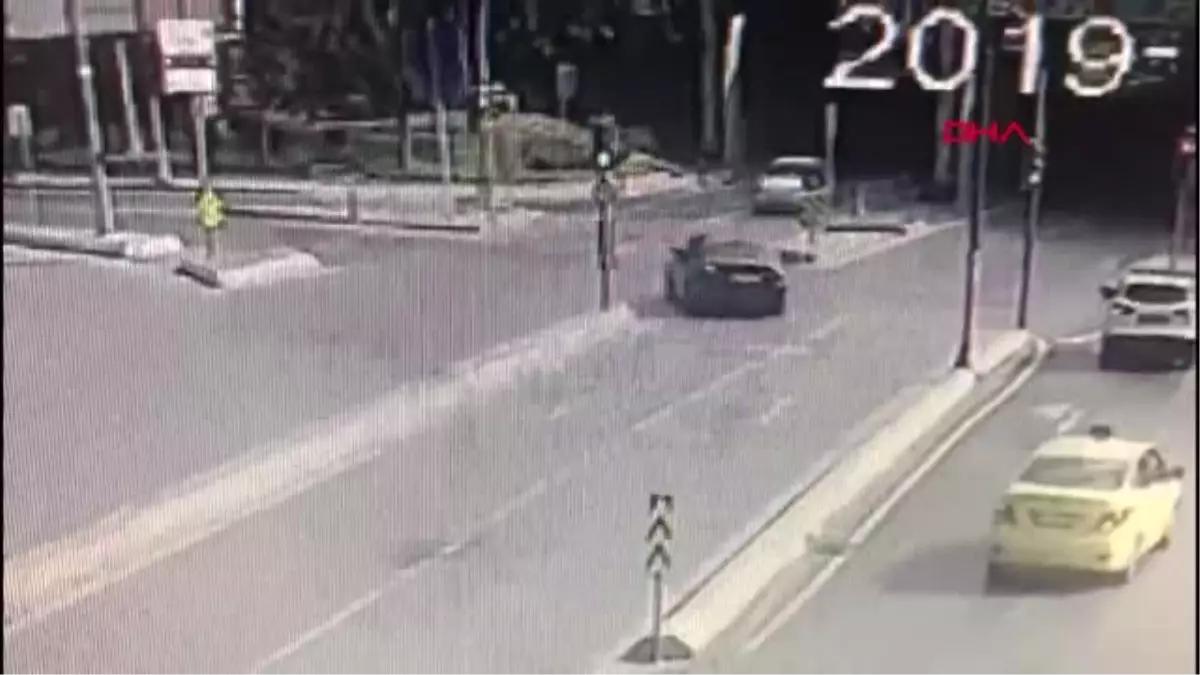 Üsküdar'daki hatalı dönüş nedeniyle meydana gelen kaza kamerada