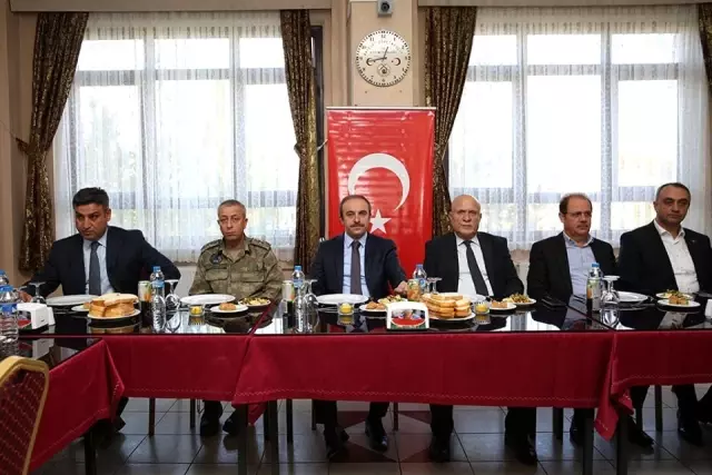 Vali Cüneyt Epcim muhtarlarla yemekte bir araya geldi