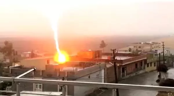 Mardin'de yıldırım düşme anı kameraya böyle yansıdı
