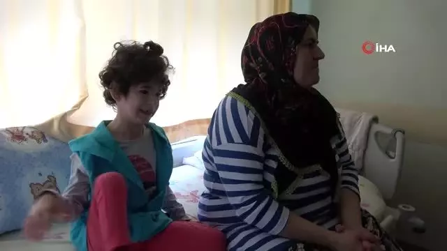 Yürüme ve konuşma engelli minik Elif'in dişi çekildikten sonra sinüs kanseri olduğu anlaşıldı Yürüme ve konuşma engelli minik Elif'in dişi çekildikten sonra sinüs kanseri olduğu anlaşıldı