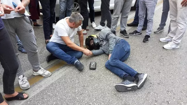 75 metre sürüklenen motosikletlinin imdadına yoldan geçen doktor koştu 75 metre sürüklenen motosikletlinin imdadına yoldan geçen doktor koştu