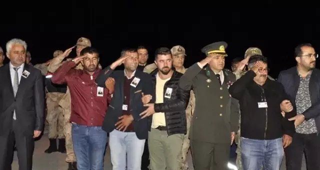 Acılı babanın şehit olan oğluna son bakışı yürekleri dağladı Acılı babanın şehit olan oğluna son bakışı yürekleri dağladı