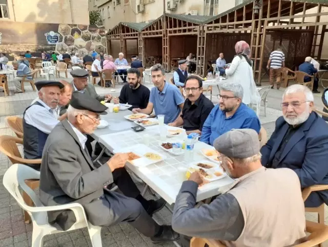 Adıyaman'da vatandaşlara lokma dağıtıldı