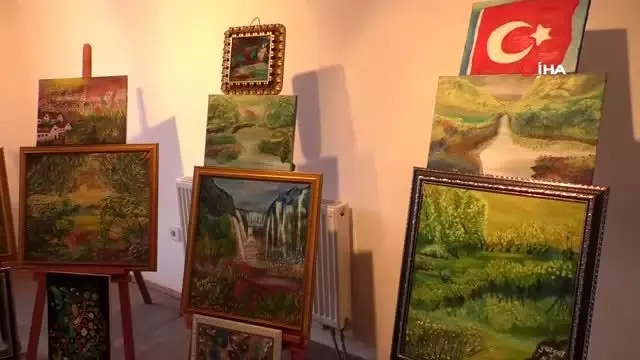 Ağzı ile yaptığı resimlerle ikinci sergisini açtı Ağzı ile yaptığı resimlerle ikinci sergisini açtı
