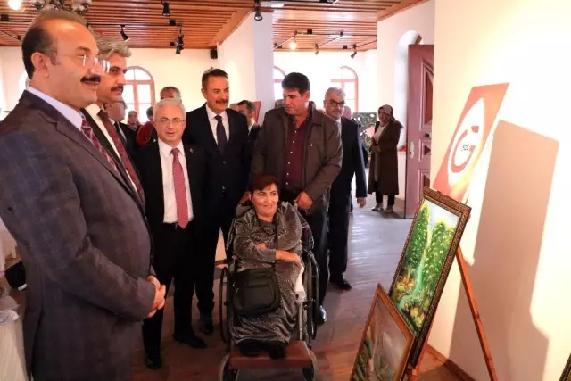 Ağzı ile yaptığı resimlerle sergi açtı Ağzı ile yaptığı resimlerle sergi açtı