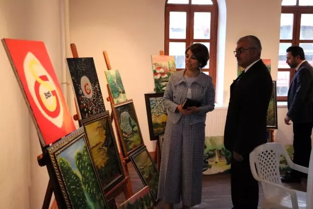Ağzı ile yaptığı resimlerle sergi açtı Ağzı ile yaptığı resimlerle sergi açtı