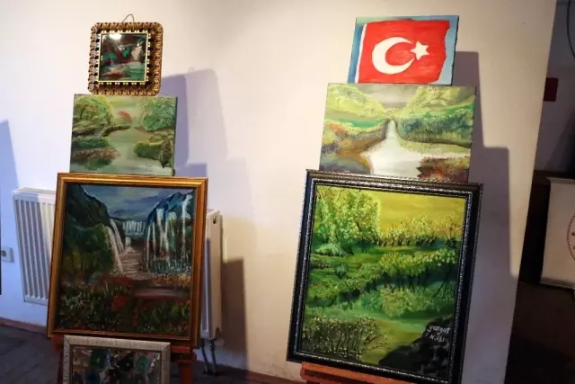 Ağzı ile yaptığı resimlerle sergi açtı Ağzı ile yaptığı resimlerle sergi açtı