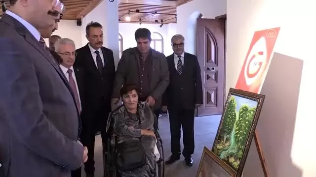 Ağzıyla 103 yağlı boya tablo yaptı