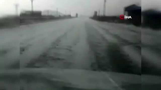 Ahlat'ta dolu yağışı etkili oldu, yoldaki sürücüler zor anlar yaşadı Ahlat'ta dolu yağışı etkili oldu, yoldaki sürücüler zor anlar yaşadı