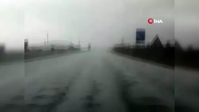 Ahlat'ta dolu yağışı etkili oldu, yoldaki sürücüler zor anlar yaşadı Ahlat'ta dolu yağışı etkili oldu, yoldaki sürücüler zor anlar yaşadı