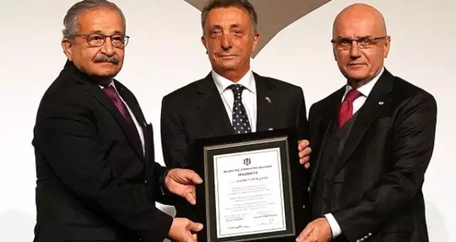 Ahmet Nur Çebi mazbatasını aldı Ahmet Nur Çebi mazbatasını aldı