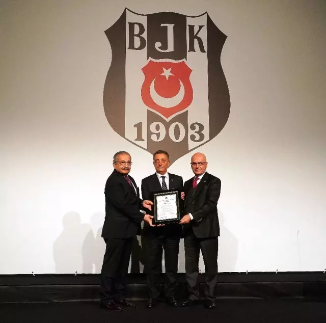 Ahmet Nur Çebi mazbatasını aldı Ahmet Nur Çebi mazbatasını aldı