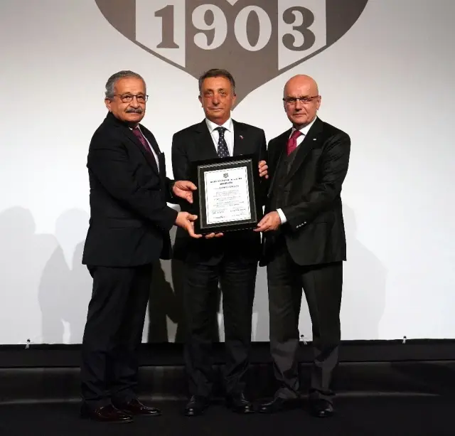 Ahmet Nur Çebi mazbatasını aldı Ahmet Nur Çebi mazbatasını aldı