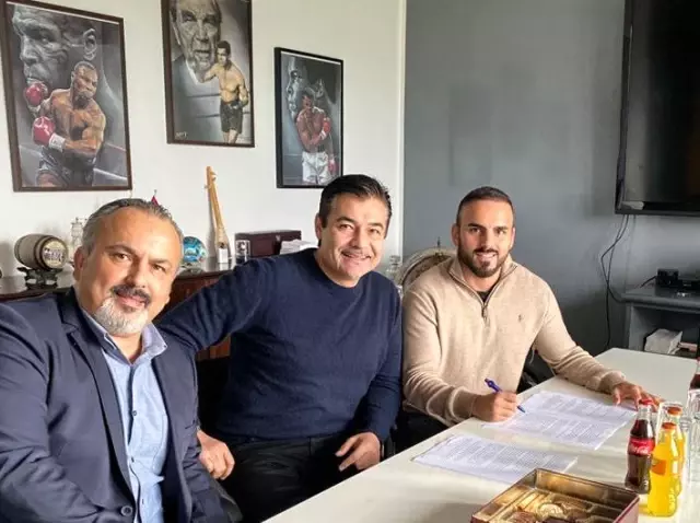 Alpay Yaman, EC Boxing ile sözleşme imzaladı Alpay Yaman, EC Boxing ile sözleşme imzaladı
