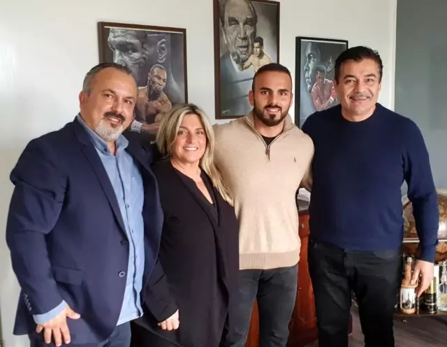 Alpay Yaman, EC Boxing ile sözleşme imzaladı Alpay Yaman, EC Boxing ile sözleşme imzaladı