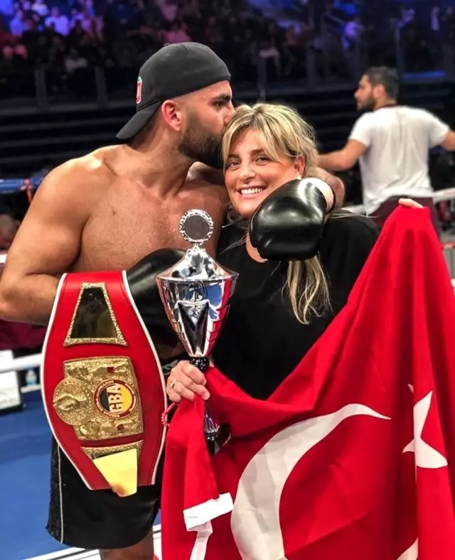 Alpay Yaman, EC Boxing ile sözleşme imzaladı Alpay Yaman, EC Boxing ile sözleşme imzaladı
