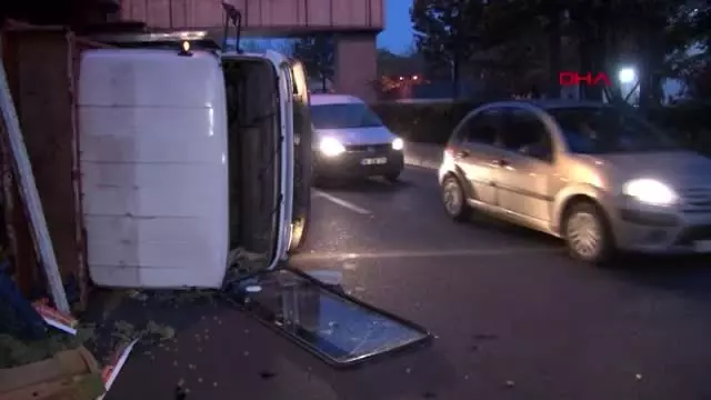 Ankara lastiği kopan kamyon devrildi, meyve ve sebzeler yola döküldü Ankara lastiği kopan kamyon devrildi, meyve ve sebzeler yola döküldü