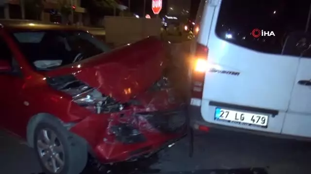 Antalya'da tur minibüsü kazası: 3 yaralı Antalya'da tur minibüsü kazası: 3 yaralı