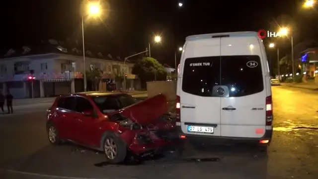 Antalya'da tur minibüsü kazası: 3 yaralı Antalya'da tur minibüsü kazası: 3 yaralı
