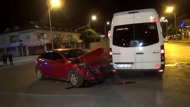 Antalya'da tur minibüsü kazası: 3 yaralı Antalya'da tur minibüsü kazası: 3 yaralı