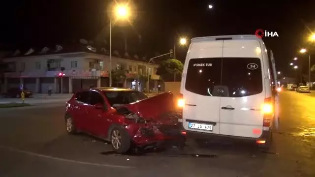 Antalya'da tur minibüsü kazası: 3 yaralı Antalya'da tur minibüsü kazası: 3 yaralı