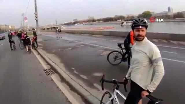 Aşırı hız yapan sürücü, otomobiliyle Rusya Savunma Bakanlığı önündeki bariyerlere daldı
