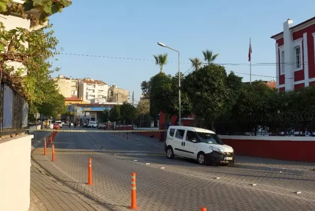 Aydın'da askeri bina önünde bomba paniği Aydın'da askeri bina önünde bomba paniği