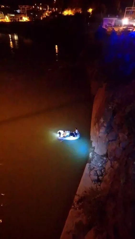 Balık tutarken Çoruh Nehrine düşen şahıs kurtarıldı Balık tutarken Çoruh Nehrine düşen şahıs kurtarıldı