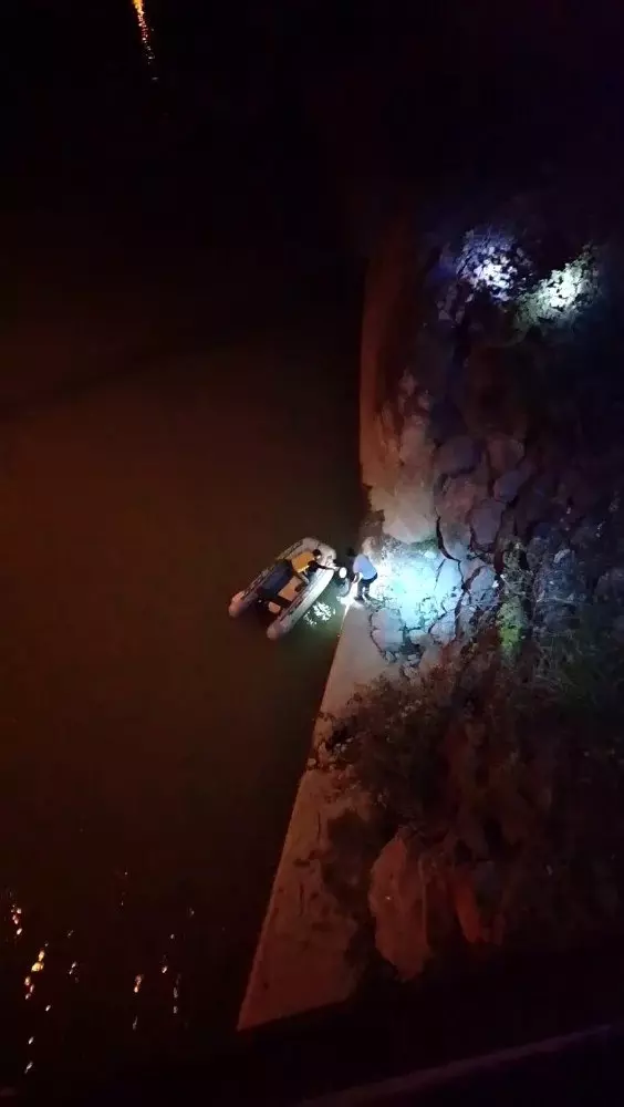 Balık tutarken Çoruh Nehrine düşen şahıs kurtarıldı Balık tutarken Çoruh Nehrine düşen şahıs kurtarıldı