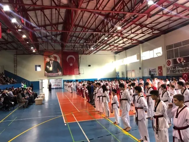 Başarılı sporcular ödüllendirildi Başarılı sporcular ödüllendirildi