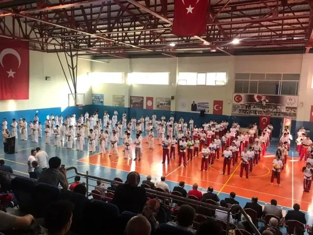 Başarılı sporcular ödüllendirildi Başarılı sporcular ödüllendirildi