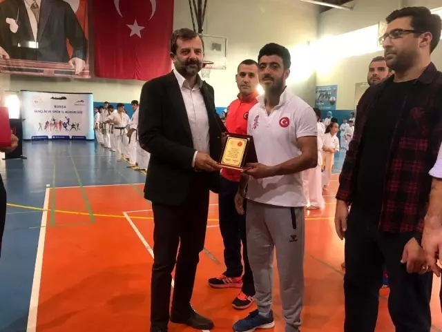 Başarılı sporcular ödüllendirildi Başarılı sporcular ödüllendirildi