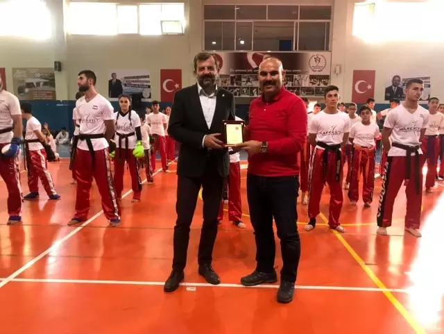 Başarılı sporcular ödüllendirildi Başarılı sporcular ödüllendirildi