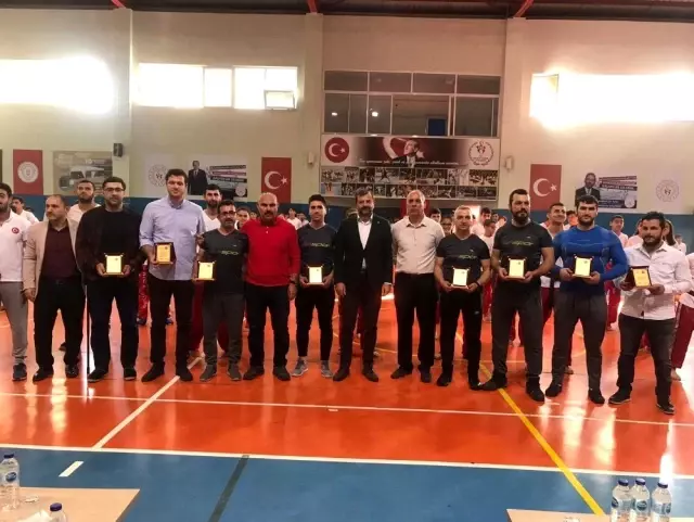 Başarılı sporcular ödüllendirildi Başarılı sporcular ödüllendirildi