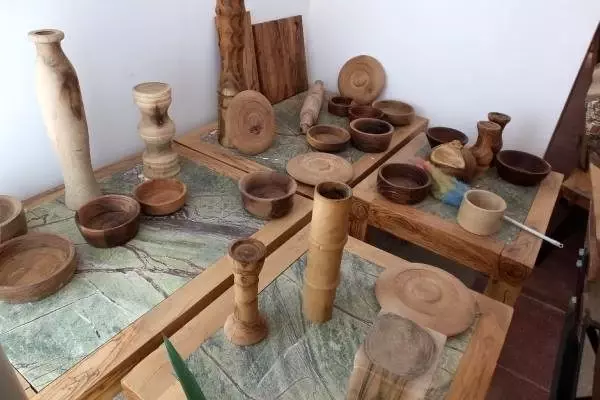 Burhaniyeli mühendis, zeytin odunlarını sanat eserine dönüştürüyor Burhaniyeli mühendis, zeytin odunlarını sanat eserine dönüştürüyor