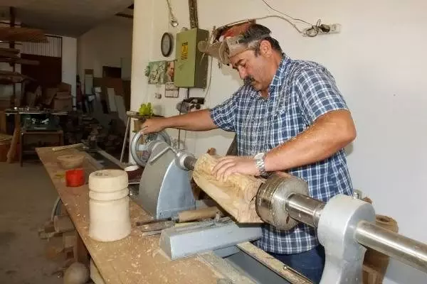 Burhaniyeli mühendis, zeytin odunlarını sanat eserine dönüştürüyor Burhaniyeli mühendis, zeytin odunlarını sanat eserine dönüştürüyor