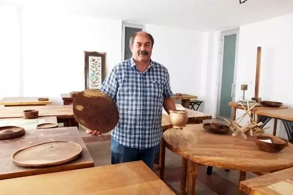 Burhaniyeli mühendis, zeytin odunlarını sanat eserine dönüştürüyor Burhaniyeli mühendis, zeytin odunlarını sanat eserine dönüştürüyor