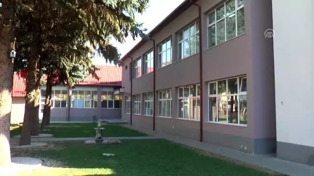 Büyükelçiden, asker selamı tepkiyle karşılanan ilkokula ziyaret Büyükelçiden, asker selamı tepkiyle karşılanan ilkokula ziyaret