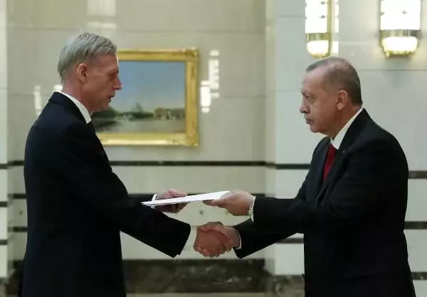 Büyükelçilerden Cumhurbaşkanı Erdoğan'a güven mektubu Büyükelçilerden Cumhurbaşkanı Erdoğan'a güven mektubu