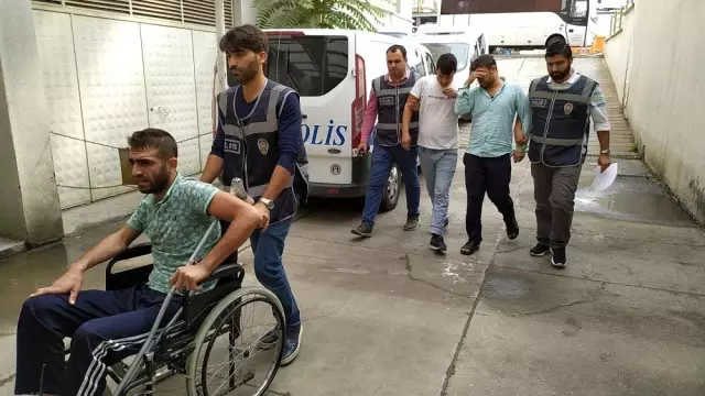Çaldıkları aracı parçalamak üzereyken yakalandılar
