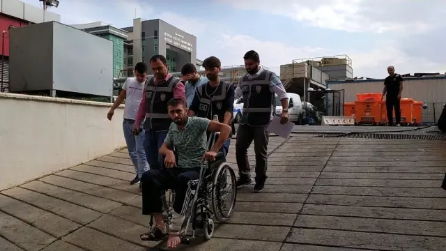 Çaldıkları aracı parçalamak üzereyken yakalandılar Çaldıkları aracı parçalamak üzereyken yakalandılar
