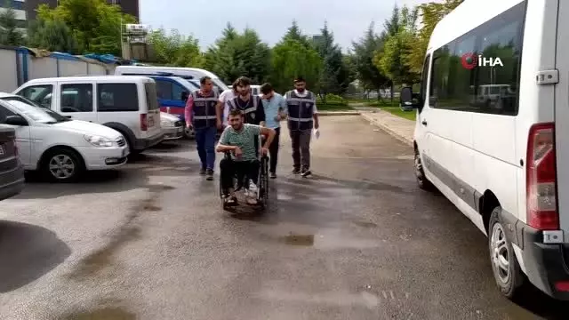 Çaldıkları aracı parçalamak üzereyken yakalanan 3 şahıs adliyeye sevk edildi Çaldıkları aracı parçalamak üzereyken yakalanan 3 şahıs adliyeye sevk edildi