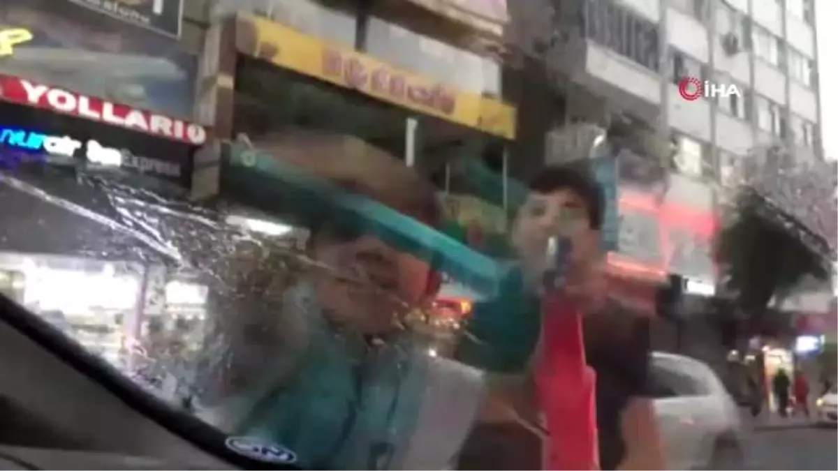 Cam silerken karşılarına çıkan çocuğa unutulmaz bir an yaşattılar