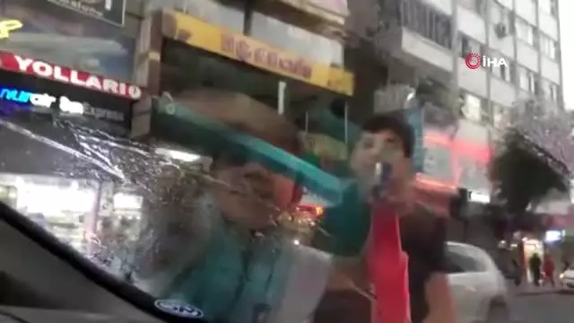 Cam silerken karşılarına çıkan çocuğa unutulmaz bir an yaşattılar