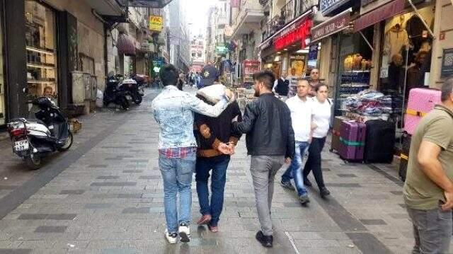 'Çantamda bomba var' diye bağırdı, Taksim'de gözaltına alındı