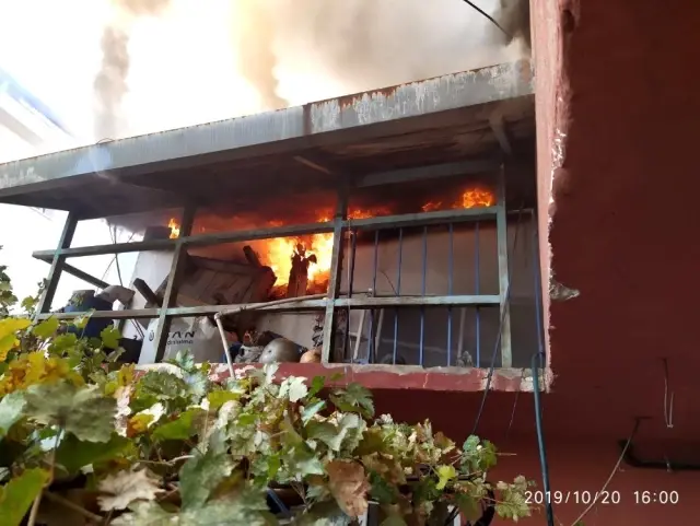Çatı katında çıkan yangın binayı sarmadan söndürüldü Çatı katında çıkan yangın binayı sarmadan söndürüldü